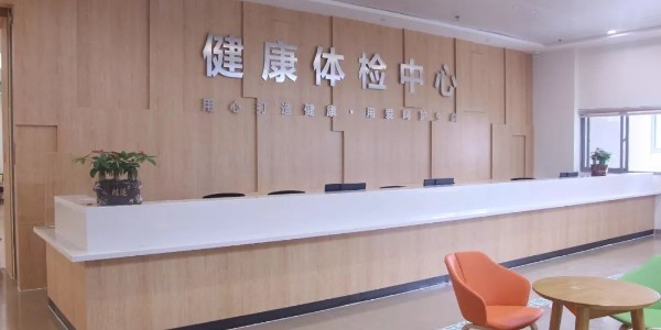 3）熟悉醫(yī)院建筑情況，根據(jù)建筑平面圖確定空調(diào)、通風(fēng)安裝的位置，根據(jù)使用時(shí)間、潔污程度、特殊要求等，來(lái)劃分空調(diào)通風(fēng)安裝，安裝配置要科學(xué)，不能過(guò)大不能過(guò)小，安裝要控制方便，對(duì)潔凈度有要求、嚴(yán)重污染房間應(yīng)分別獨(dú)立自成一個(gè)安裝。 4）空調(diào)、通風(fēng)安裝安裝，必須要遵循一個(gè)條件：潔、污獨(dú)立，避免出現(xiàn)交叉感染的情況。 5）醫(yī)院中央空調(diào)安裝回風(fēng)口應(yīng)該設(shè)置低、中效過(guò)濾器，新風(fēng)安裝需根據(jù)室外空氣潔凈等級(jí)設(shè)置粗效過(guò)濾網(wǎng)、中效二級(jí)過(guò)濾器。